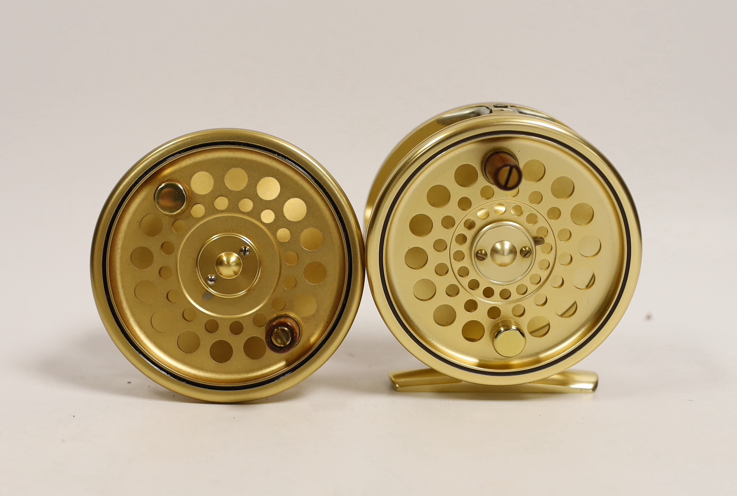 A House of Hardy The Sovereign 5/6/7 centre pin fly reel Serial Number 084 with spare spool, reel with sheepskin lined soft case (2)